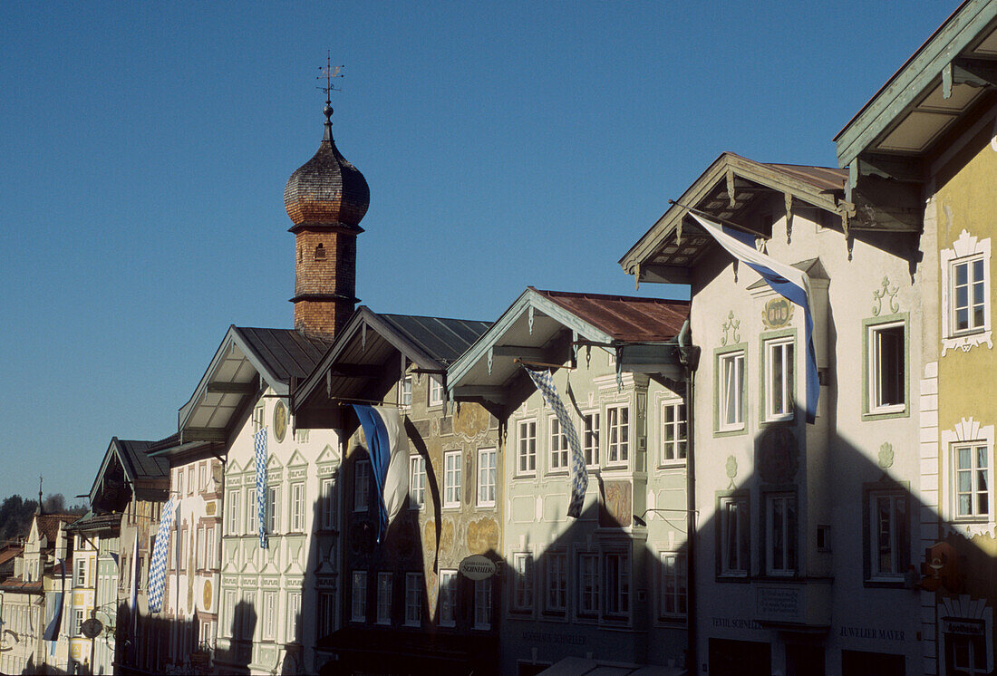 Häuser entlang der Marktstraße, Bad Tölz, Bayern, Deutschland