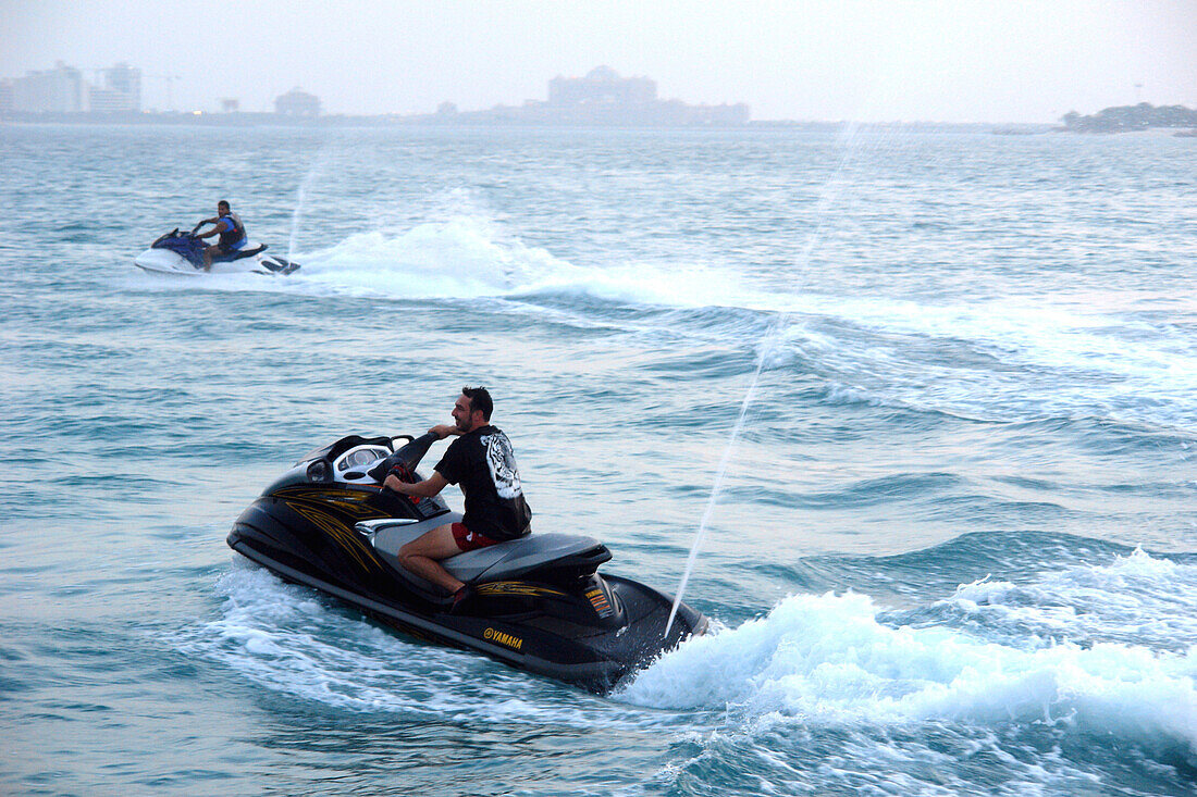 Mann fährt Jet Ski, Abu Dhabi, Vereinigte Arabische Emirate, VAE