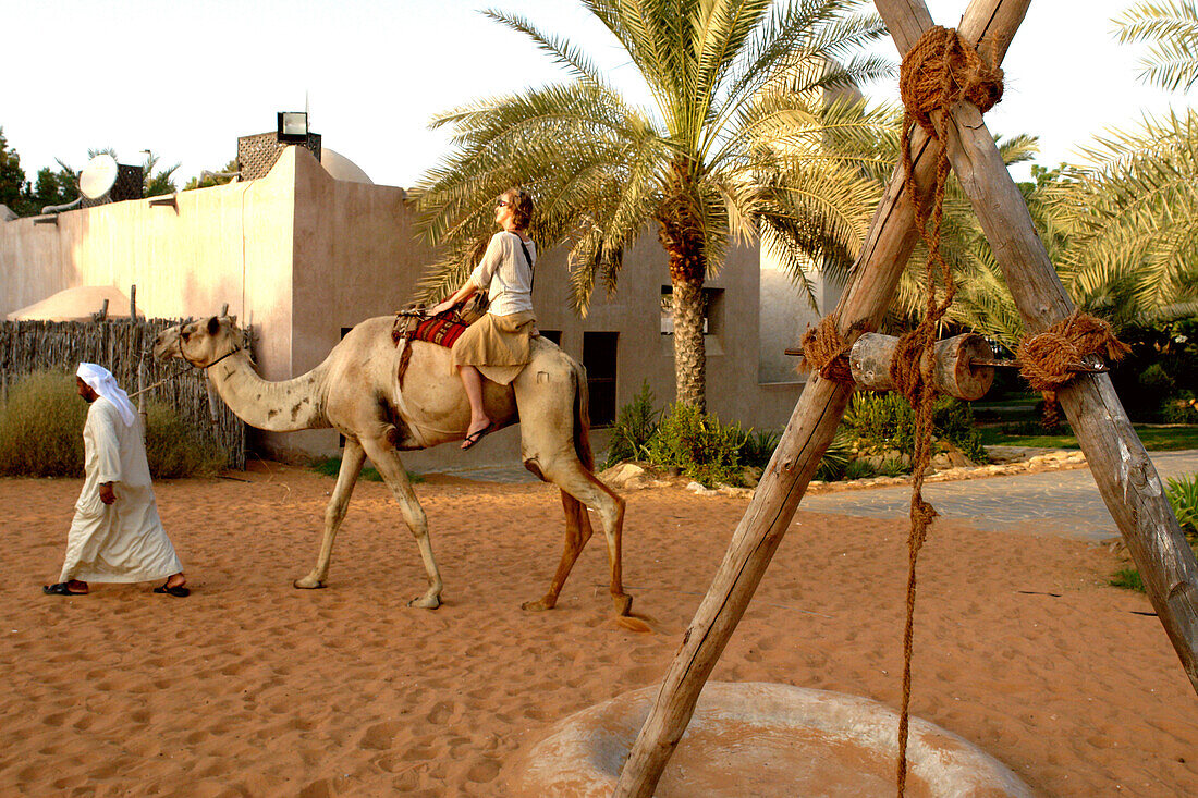 Kamelritt in der Heritage Village, Abu Dhabi, Vereinigte Arabische Emirate, VAE