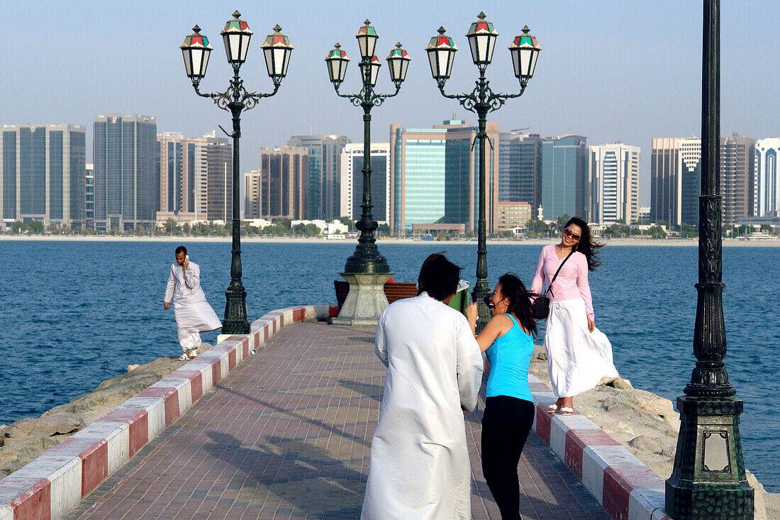 Menschen vor der Skyline von Abu Dhabi, Vereinigte Arabische Emirate, VAE