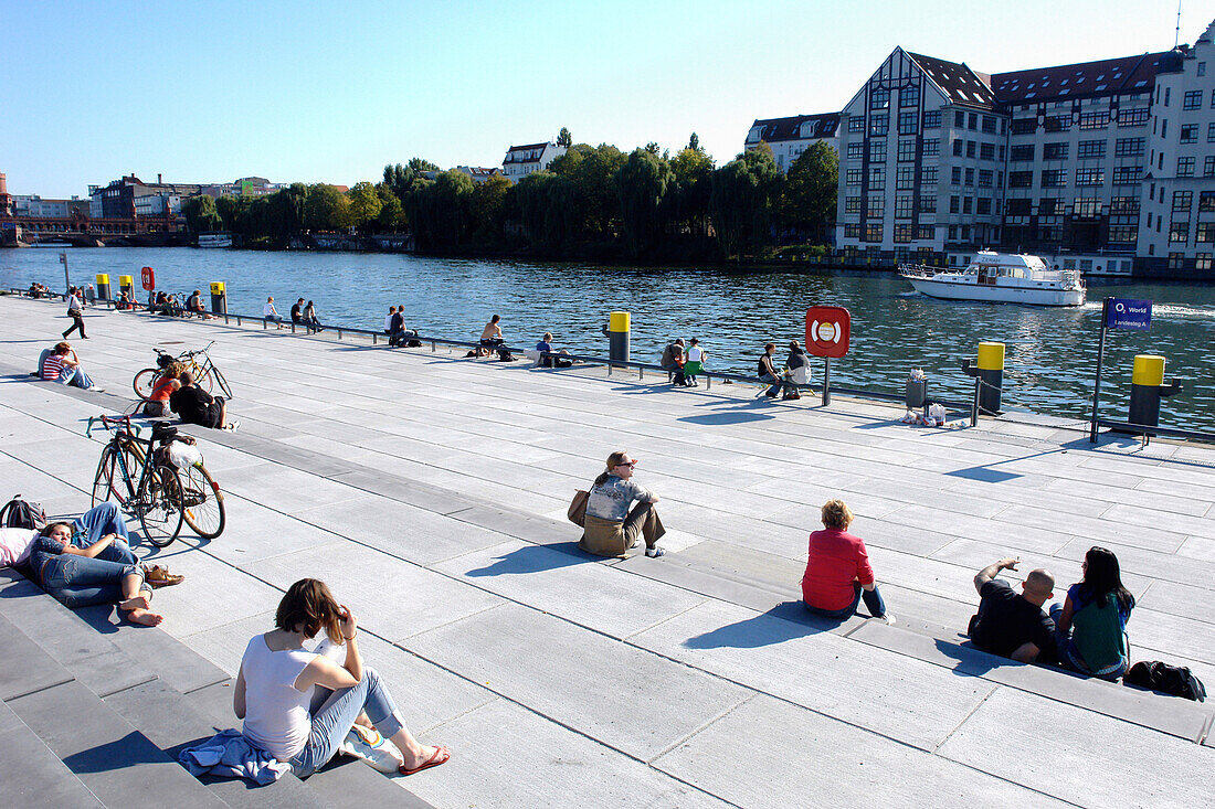 Leute entspannen sich an der Spree, Friedrichshain, Berlin, Deutschland