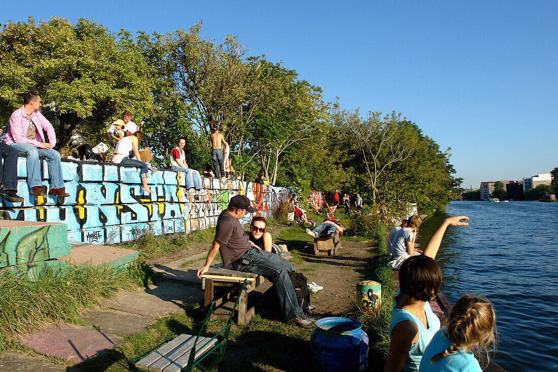 Gäste in einer Strandbar an der Spree, Berlin, Deutschland