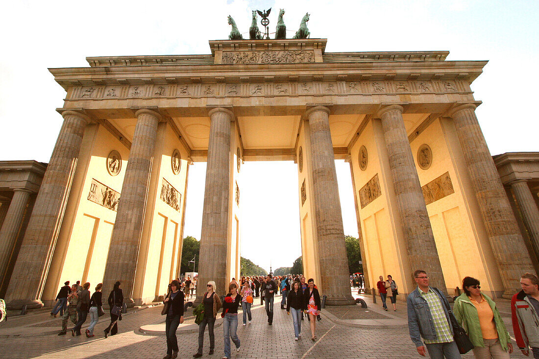 Besucher am Brandenburger Tor, Berlin, Deutschland
