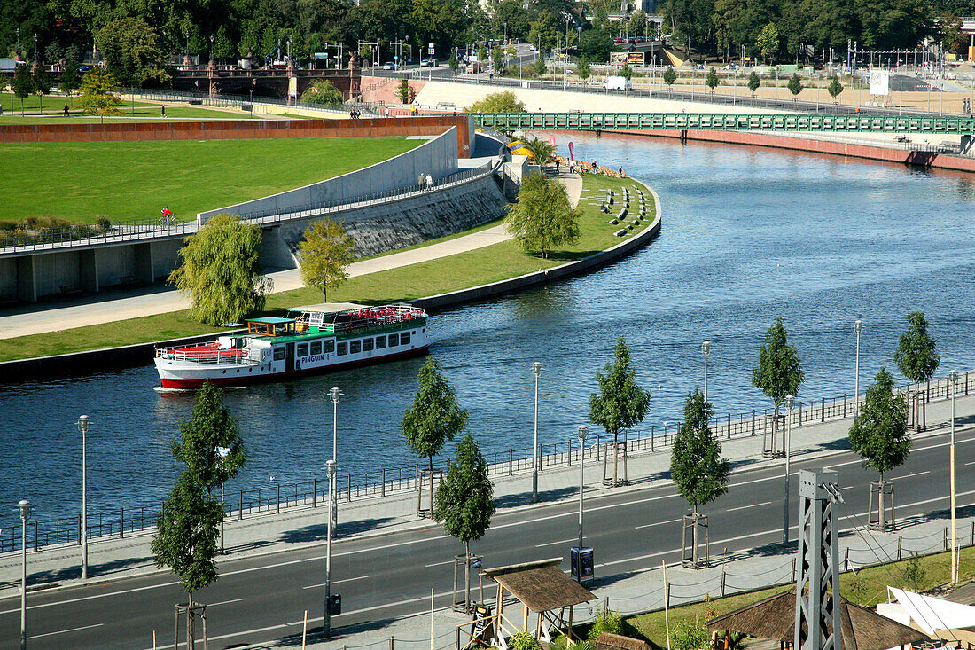 Ausflugsboot fährt auf der Spree, Berlin, Deutschland