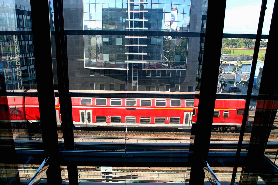 Zug fährt an einem Bürogebäude vorbei, Berlin, Deutschland