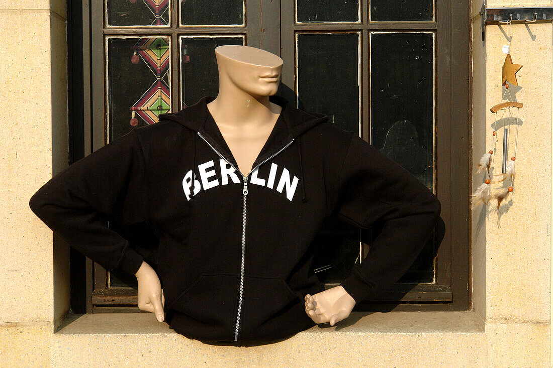 Schwarze Jacke auf Schaufensterpuppe vor einem Souvenirladen, Berlin, Deutschland