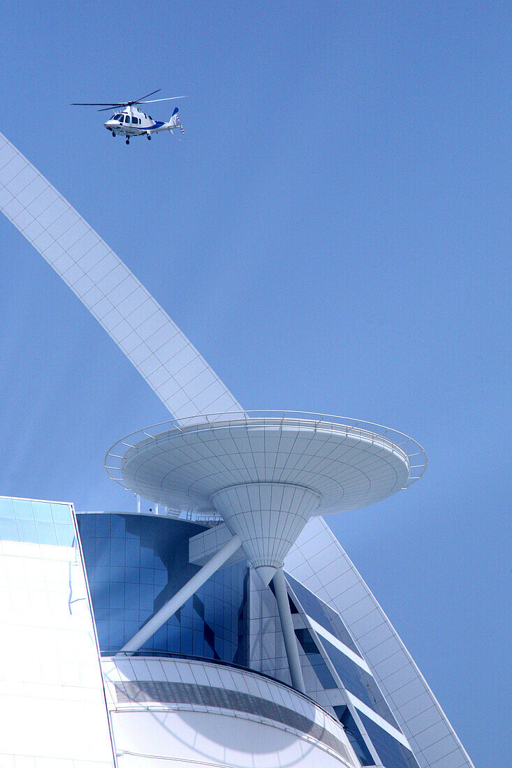 Helikopter beim Landen, Burj al Arab, Dubai, Vereinigte Arabische Emirate, VAE