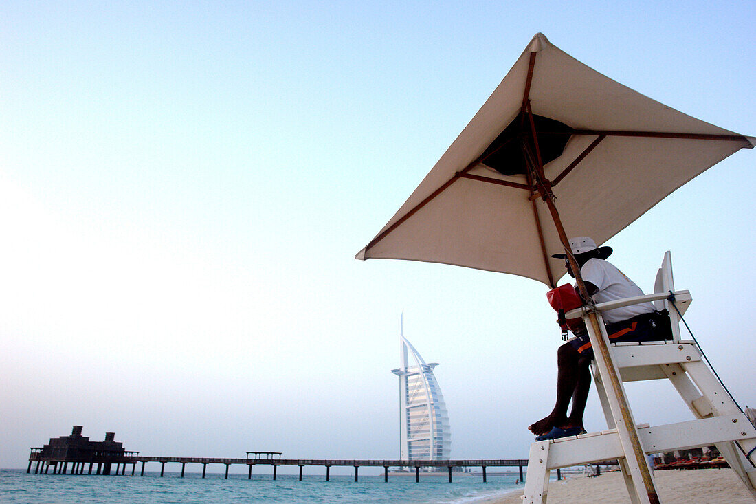 Bademeister überwacht Strand, Blick auf Hotel Burj al Arab, Dubai, Vereinigte Arabische Emirate, VAE