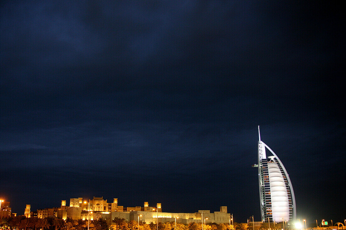 Abendhimmel über den Hotels Burj al Arab und Mina A Salam, Madinat Jumeirah, Dubai, Vereinigte Arabische Emirate, VAE