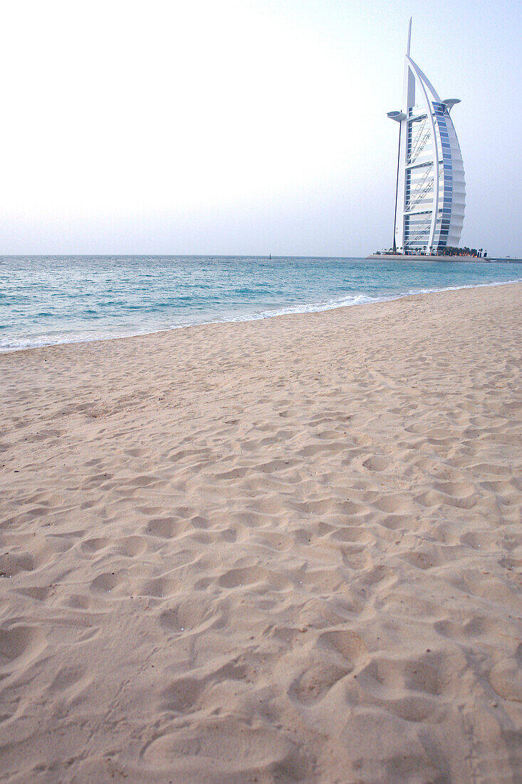 Verlassener Strand mit Blick auf Hotel Burj al Arab, Dubai, Vereinigte Arabische Emirate, VAE