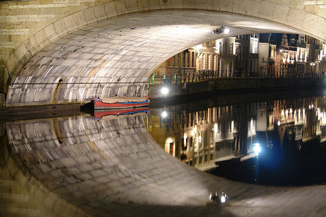 Altstadt von Gent bei Nacht, Spiegelung im Wasser, Flandern, Belgien