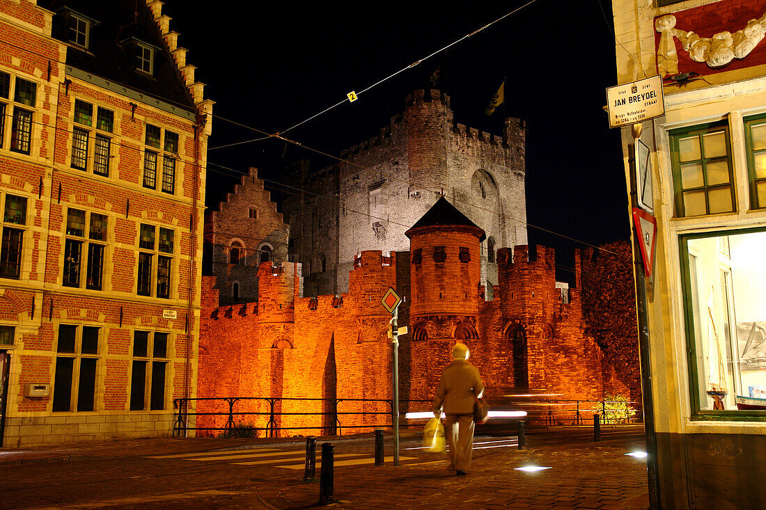Altstadt von Gent bei Nacht mit Schloß, Flandern, Belgien