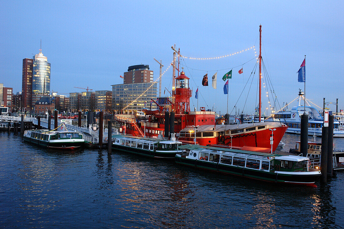 Löschboot, Abendstimmung an den Landungsbrücken, Hamburg, Deutschland
