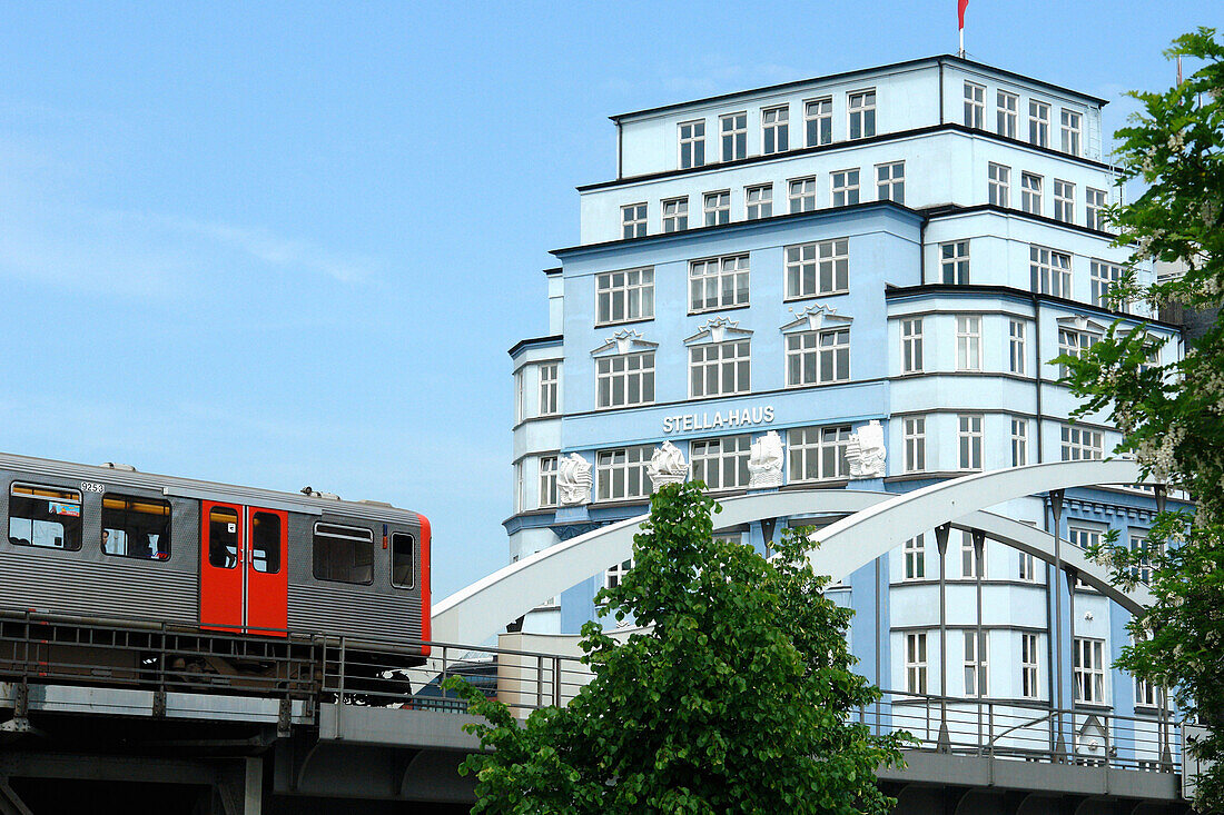 U-Bahn passiert Bürogebäude, Hamburg, Deutschland