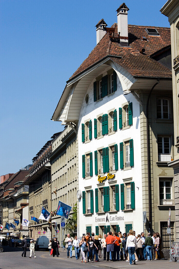 Touristen vor einem Café, Bundesplatz, Altstadt, Bern, Schweiz