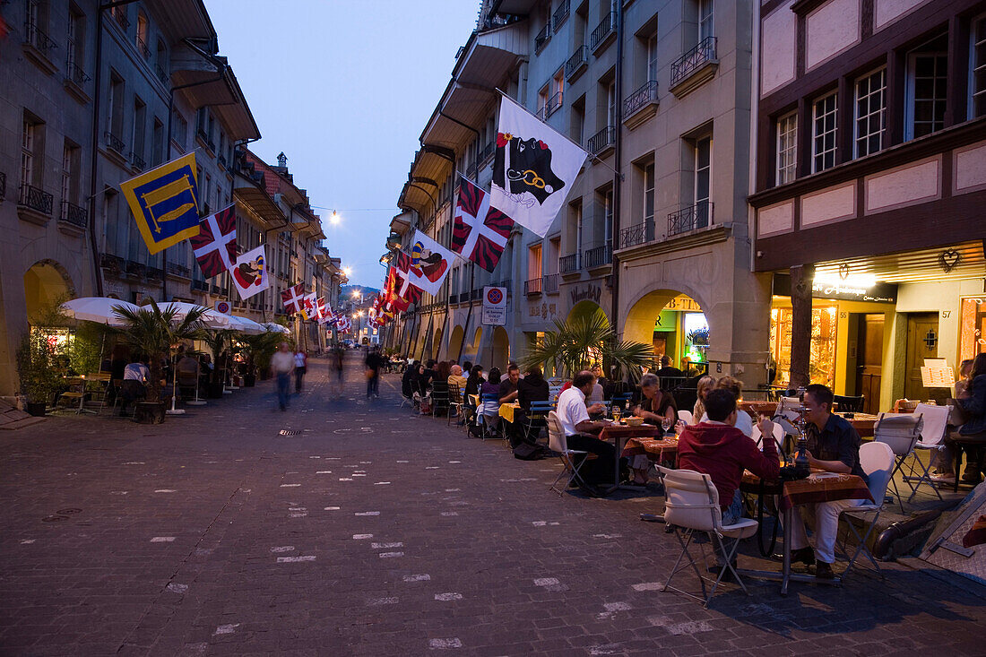 Leute in einem Straßencafe in der Münstergasse, Altstadt, Bern, Schweiz