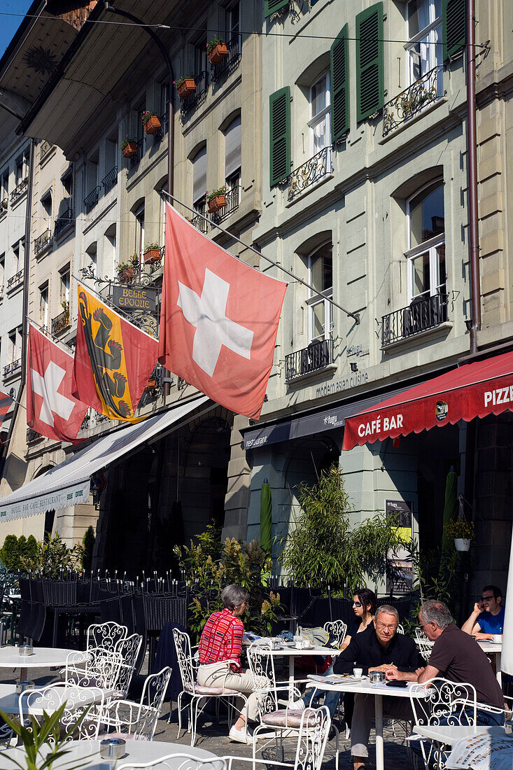 Leute sitzen in einem Strassencafe, Bar in der Gerechtigkeitsgasse, Altstadt, Bern, Schweiz