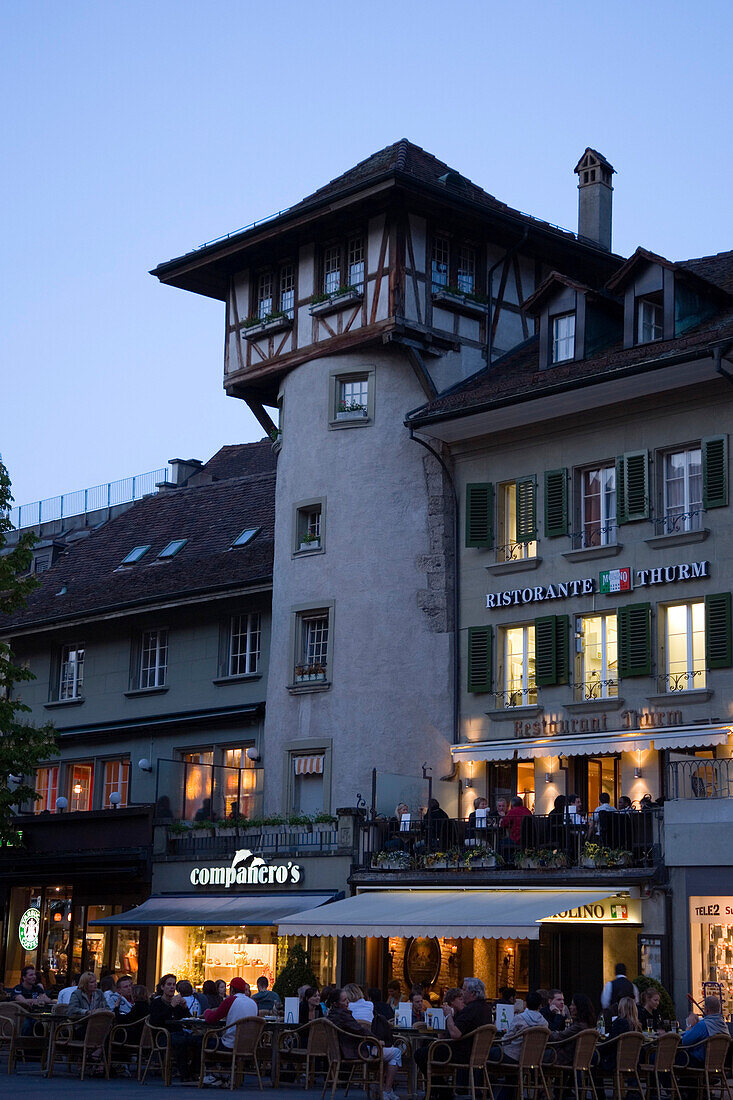 Ein Strassencafe am Bärenplatz in der Abendlicht, Altstadt, Bern, Schweiz