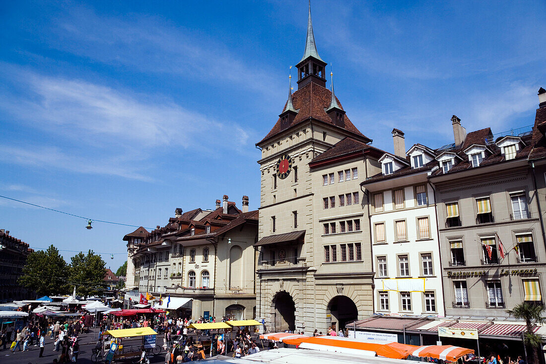 Leute beim Einkaufen, Käfigturm, Bärenplatz, Altstadt, Bern, Schweiz