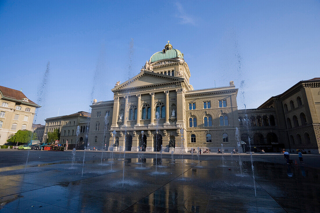 Fontaine und Wasserspiele vor dem Bundeshaus, Bundesplatz, Altstadt, Bern, Schweiz