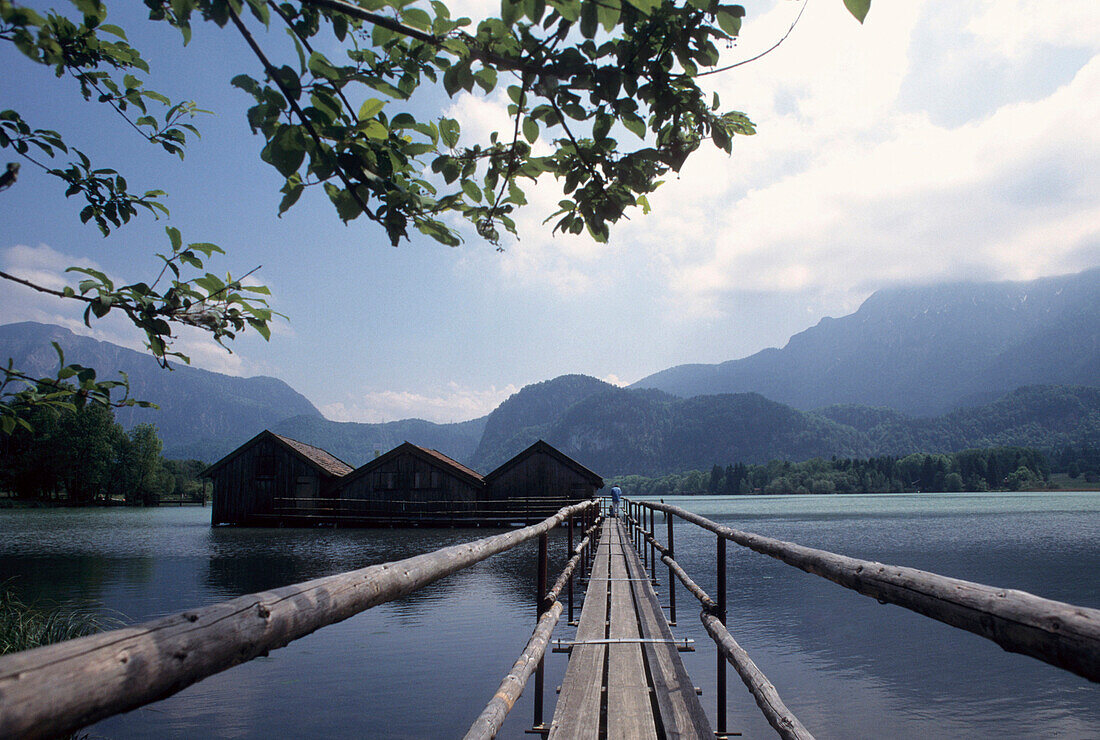 Holzsteg und Bootshäuser am Kochelsee, Bayern, Deutschland