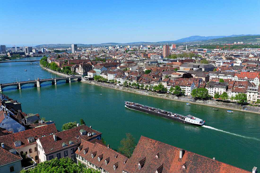 Stadtansicht mit Blick auf dem Rhein und die Mittlere Rheinbrücke, Basel, Schweiz