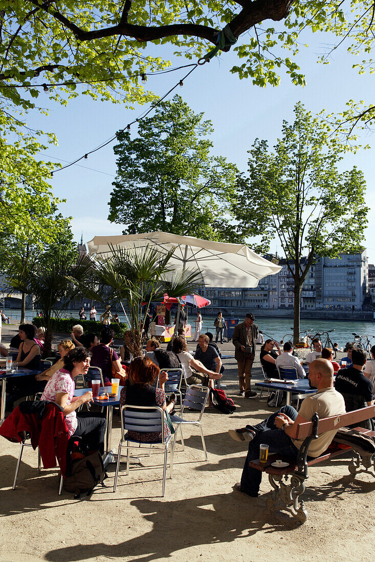 Leute im Café am Rhein Ufer, Riviera Klein-Basel, Schweiz
