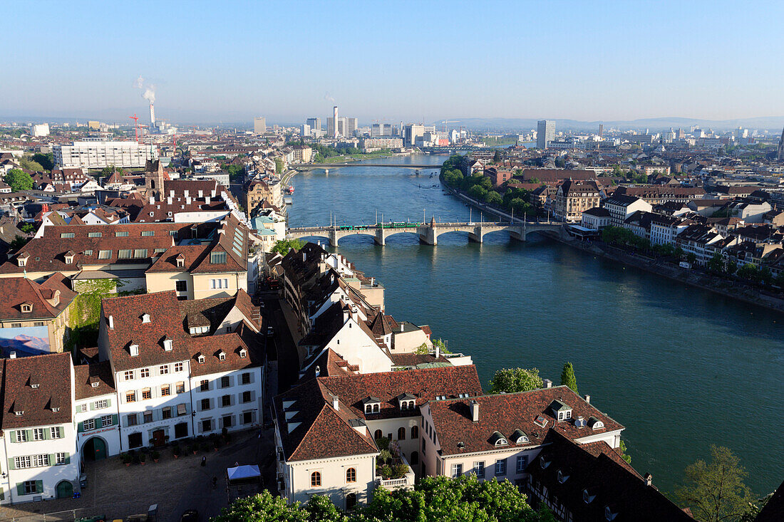 Stadtansicht mit Mittlere Rheinbrücke und Novartis Chemie Industrie, Basel, Schweiz