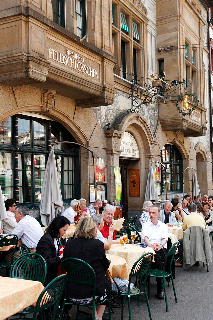 Leute im Restaurant, Zum Braunen Mutz Restaurant, Barfüsserplatz, Basel, Schweiz