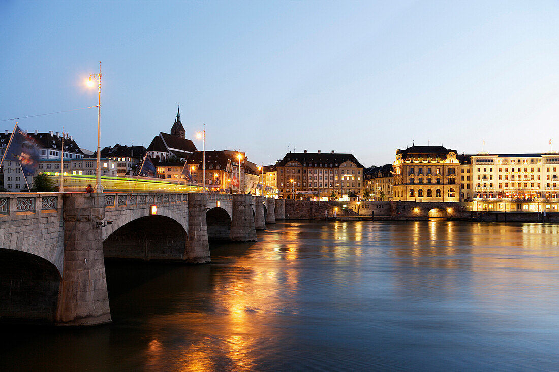 Mittlere Rheinbrücke im Abendlicht, Martinskirche im Hintergrund, Basel, Schweiz
