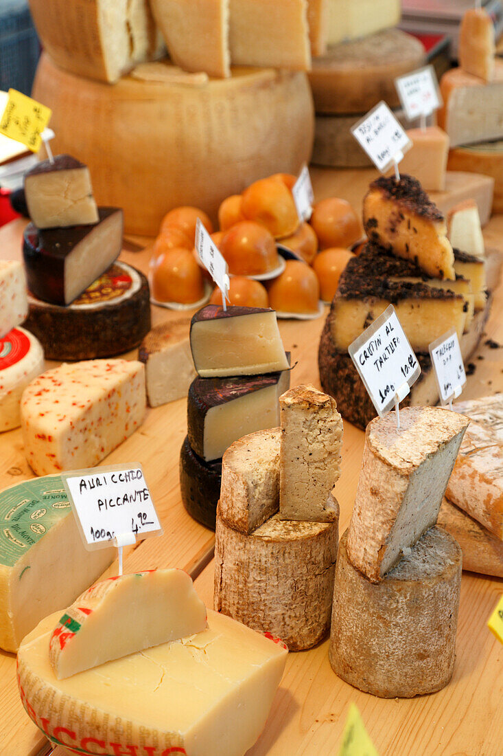 Nahaufnahme von Käse am Markt, Marktplatz, Basel, Schweiz