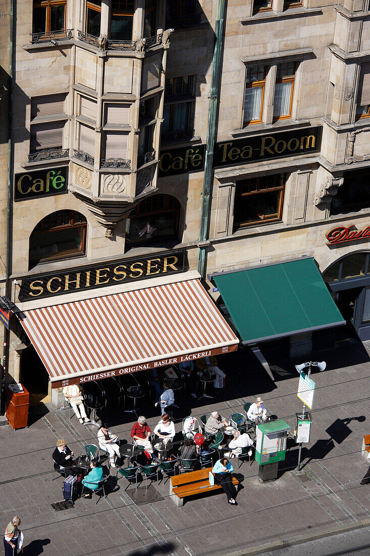 Leute im Strassencafe, Marktplatz, Basel, Schweiz