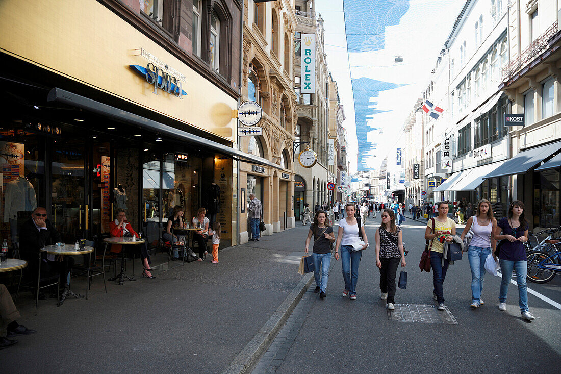 Eine Gruppe junge Frauen beim Einkaufen, Shopping, Freie Strasse, Basel, Schweiz