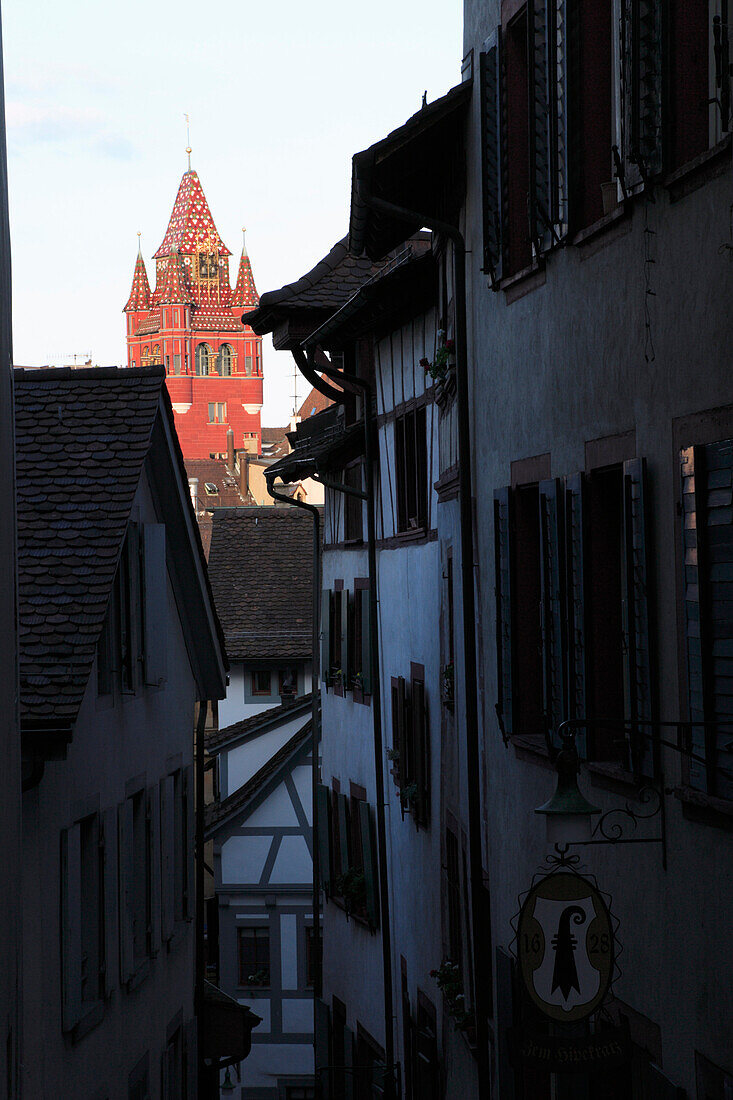 Schild mit Baselstab, Rathausturm im Hintergrund, Imberggasse, Basel, Schweiz