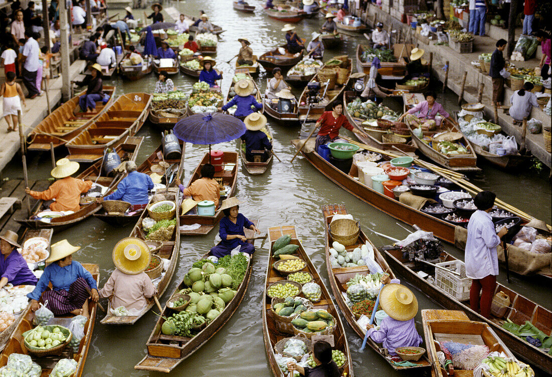 Traditional floating market, Damnoek Saduak, Thailand, Asia