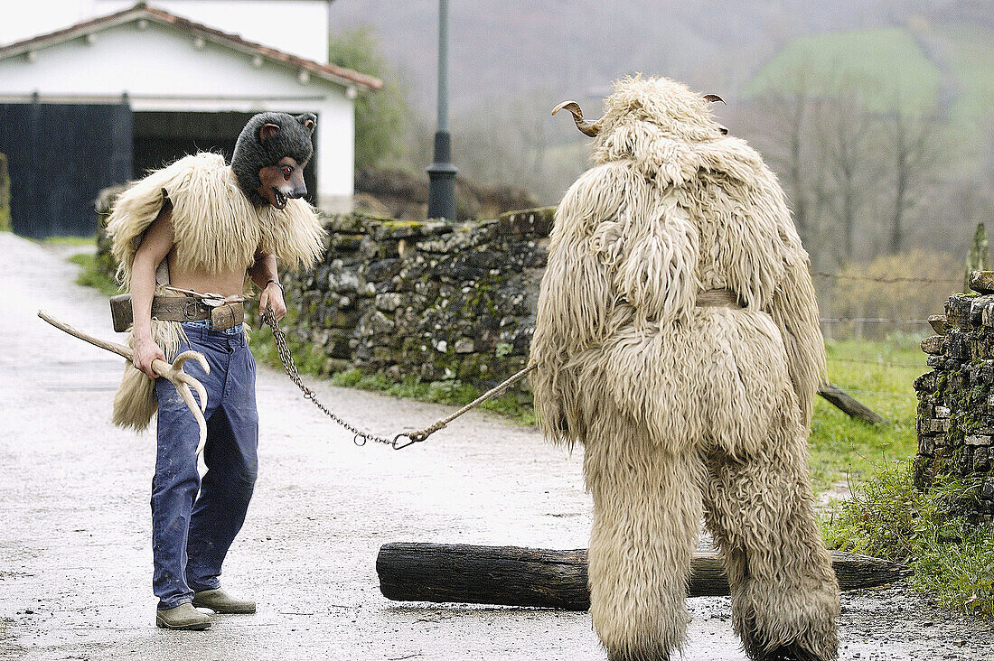  Aussen, Außen, Dorf, Dörfer, Erwachsene, Erwachsener, Europa, Farbe, Feier, Feiern, Fest, Feste, Folklore, Ganzkörperaufnahme, Horizontal, Karneval, Land, Ländlich, Mann, Männer, Männer (nur), Männlich, Mensch, Menschen, Plätze der Welt, Spanien, Tagesze