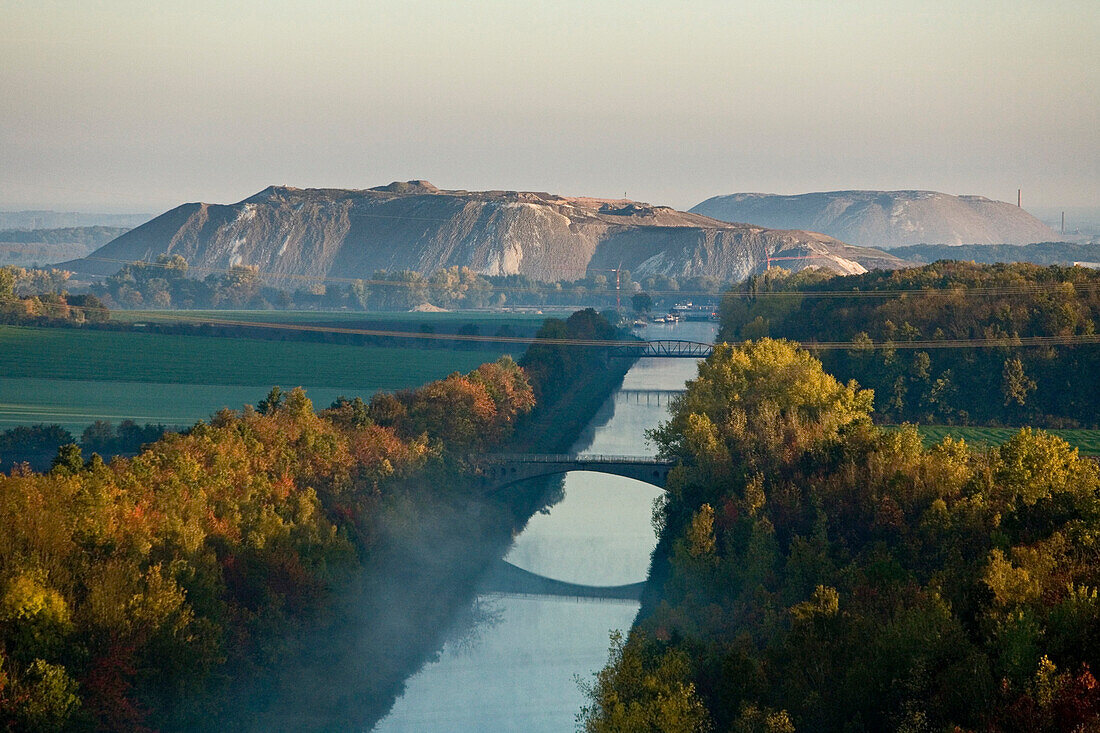 Kalihalde und Mittellandkanal, Sehnde, Niedersachsen, Deutschland