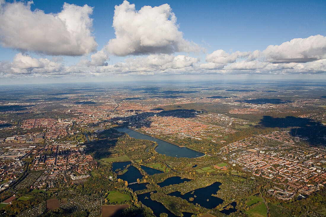 Luftbild, Hannover, Niedersachsen, Stadtansicht aus den Wolken, Maschsee