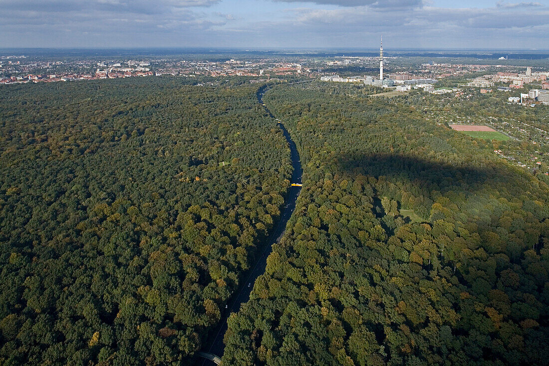 aerial view of Eilenriede city forest and the route of the Messe Schnellweg, the expressway to the fairgrounds, Hanover, Lower Saxony, Germany
