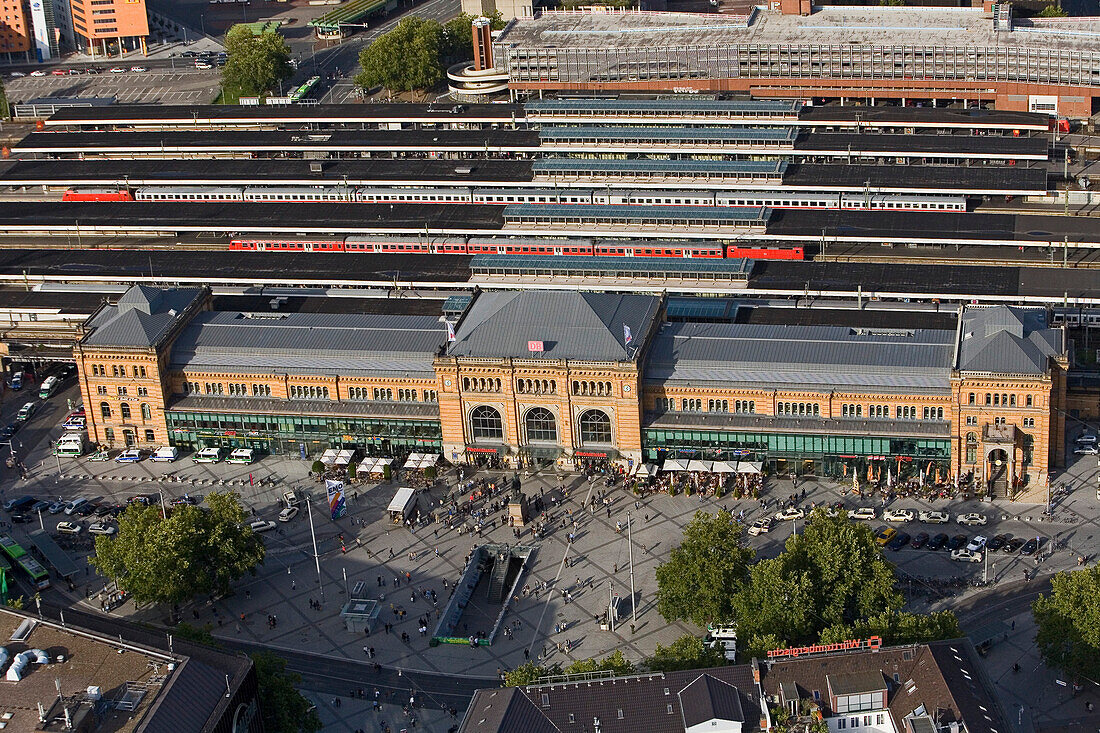 Aerial photograph of Hanover main railway station and square and pedestrian mall, Lower Saxony, Germany