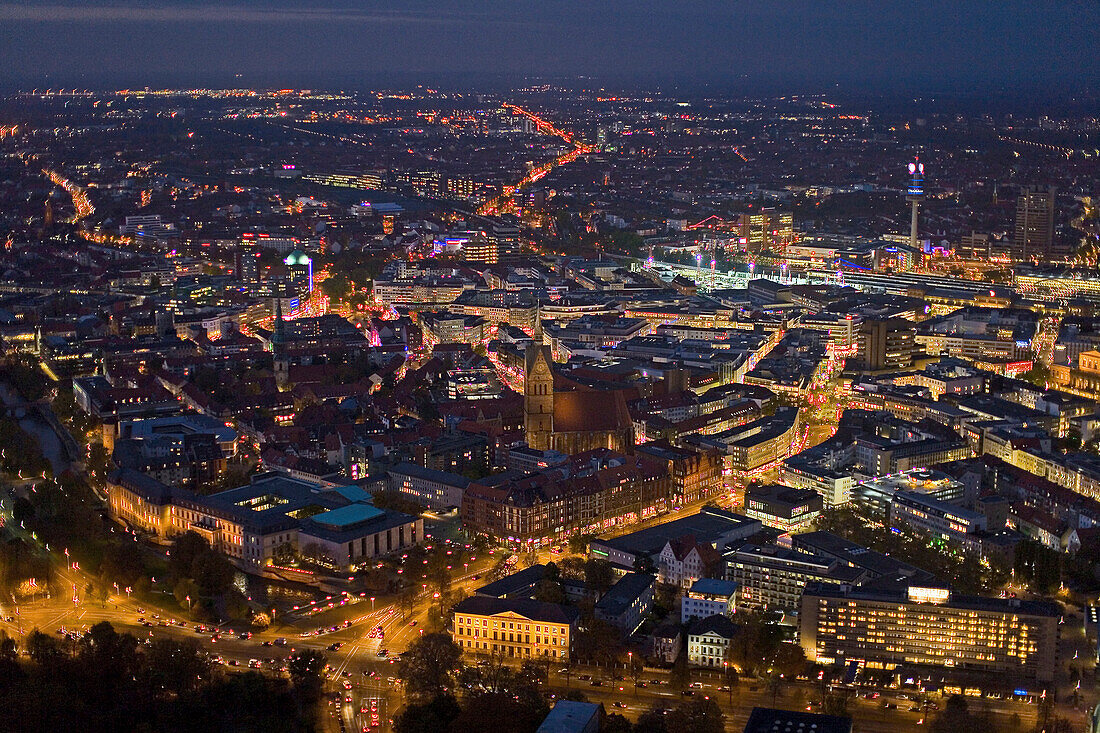 Luftaufnahme von Hannover bei Nacht, Niedersachsen, Deutschland