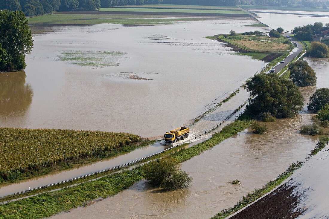 Luftbild, Niedersachsen, Region Hannover, LKW durchpflügt das Hochwasser der Leine, Überschwemmung