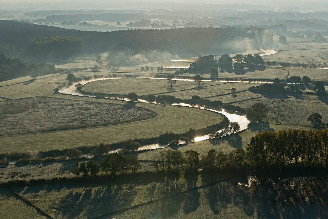 Luftbild, Niedersachsen, Region Hannover, Leinemäander im Morgennebel bei Bordenau