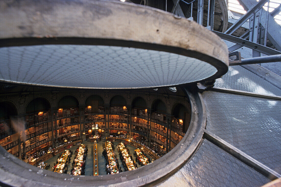 Blick durch Lüftungsklappe in den Zeitschriftensaal der Bibliotheque Nationale de France, 2. Arrondissement, Paris, Frankreich, Europa