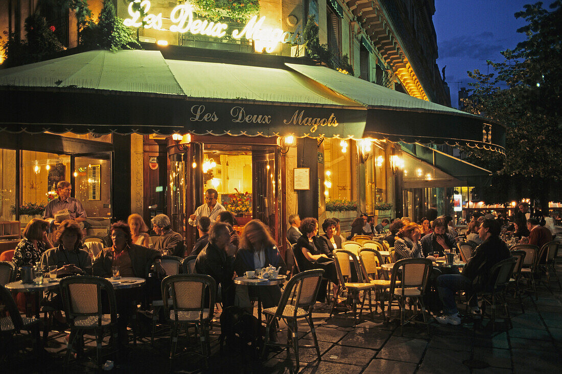 Straßencafé im Abendlicht, Literatur Café Les Deux Magots, Boulevard Saint Germain, 6. Arrondissement Paris, Frankreich