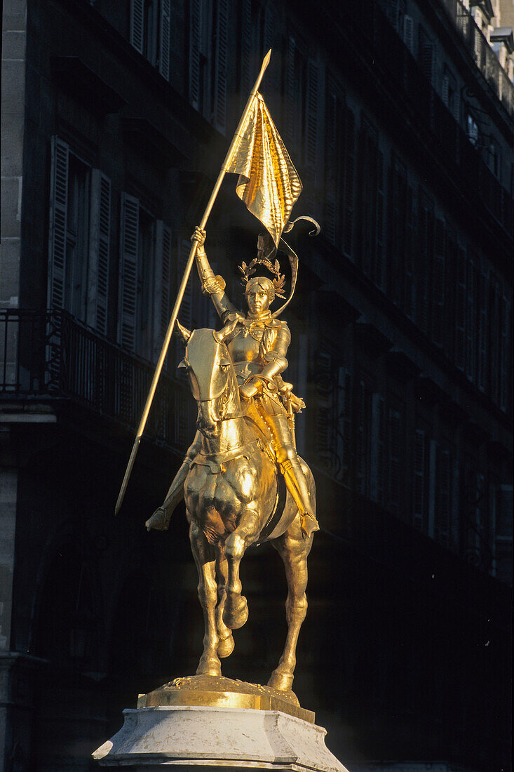 Jeanne d' Arc vergoldete Reiterstatue 1874 von Emmanuel Frémiet, Place des Pyramides, Rue de Rivoli, Paris, Frankreich