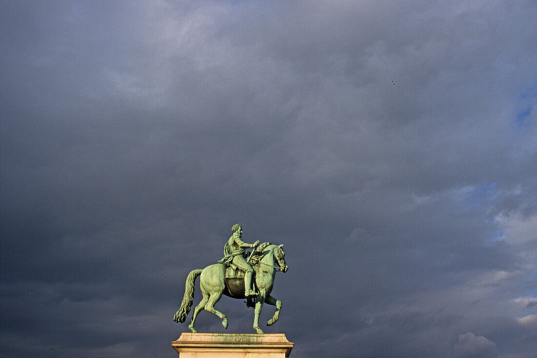 Bronze equestrian statue of Henry IV, where the Pont Neuf meets the Ile de la Cité, Paris, France