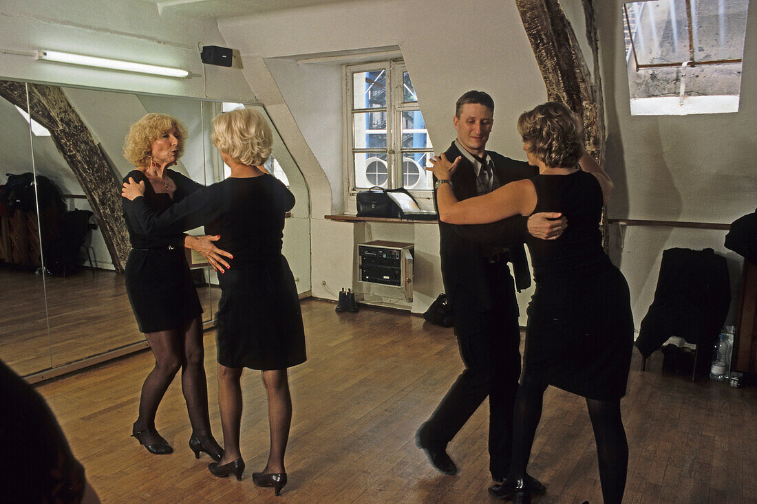 Tanzpaare in der Tanzschule, Danse Marais, Paris, Frankreich