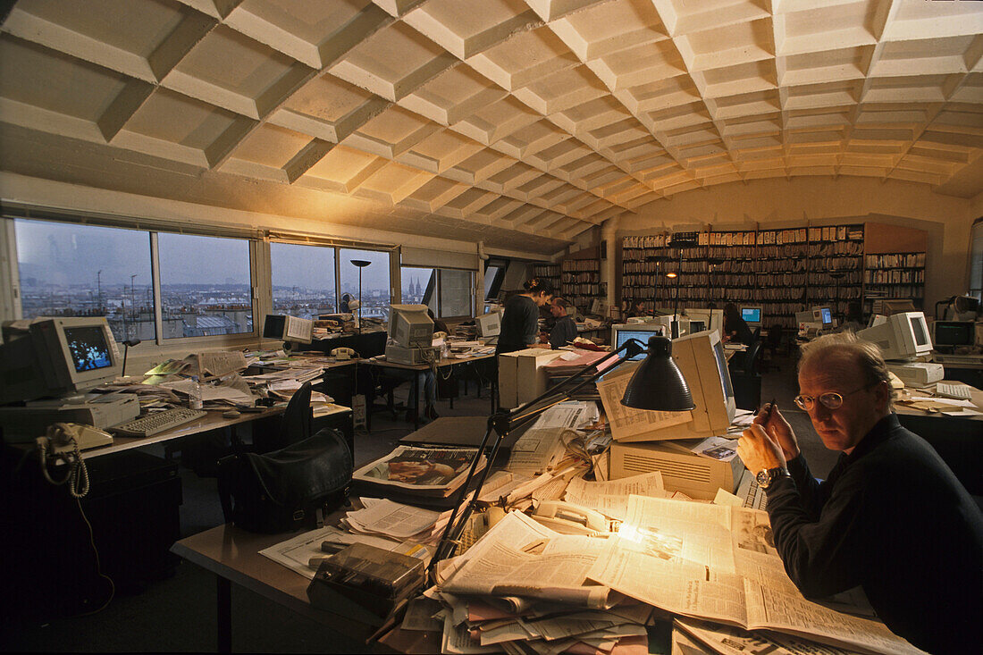 Redakteur, Tageszeitung Libération in einem ehemaligen Parkhaus, Paris, Frankreich