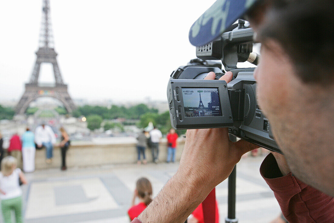 Mann filmt Eiffelturm, Video, Reiseerlebnis, Gustave Eiffel, 1889, Paris, Frankreich